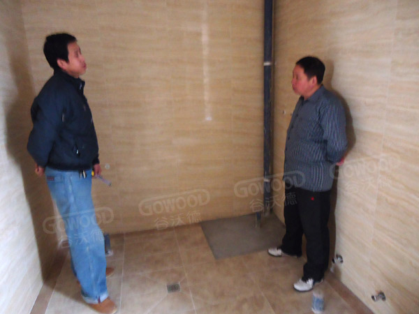 工人师傅在香堂文化新村桑拿房施工现场