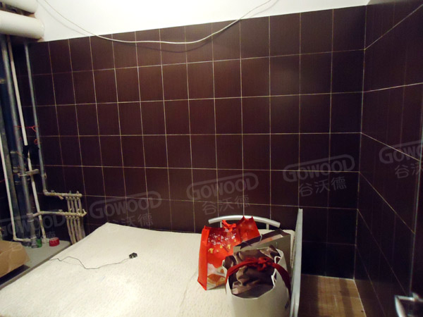 工人师傅在香堂文化新村桑拿房施工现场